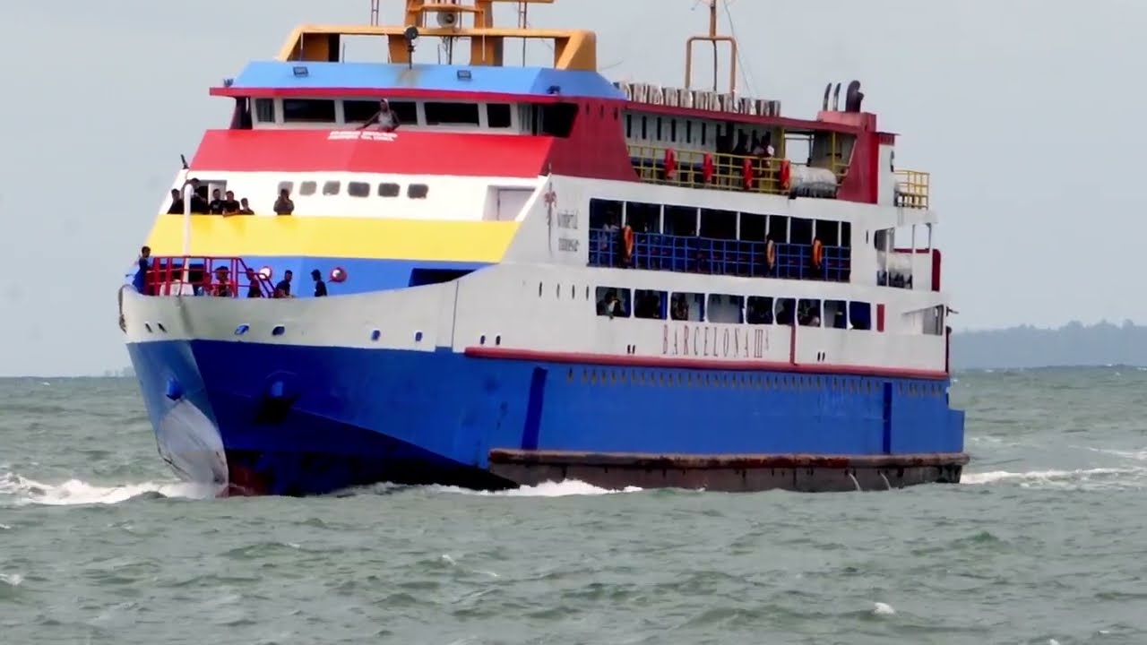 Kapal Barcelona 3 dan Kapal Venecian di saat Laut Bergelombang