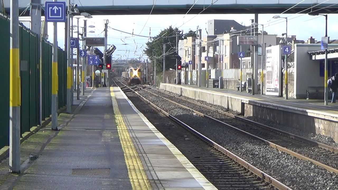 086 Passes Howth Junction with a PWD Train
