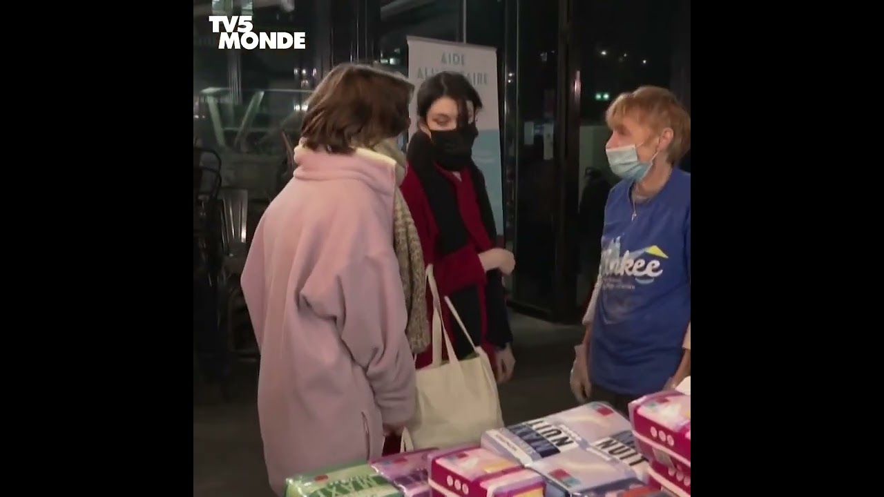 Paris - des étudiants se pressent à une distribution alimentaire
