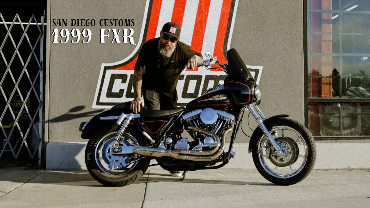 Классический мотоцикл FXR 1999 года выпуска Рассела, изготовленный компанией San Diego Customs.
