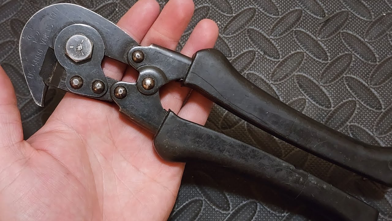 Pinzas para cortar estilo segunda guerra mundial. La marca es un misterio