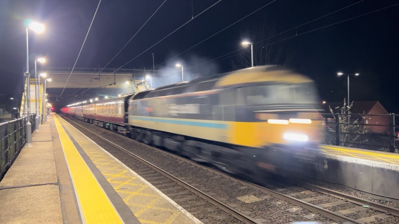 Locomotive Services 47712 throbs through Kelvedon with 1Z71