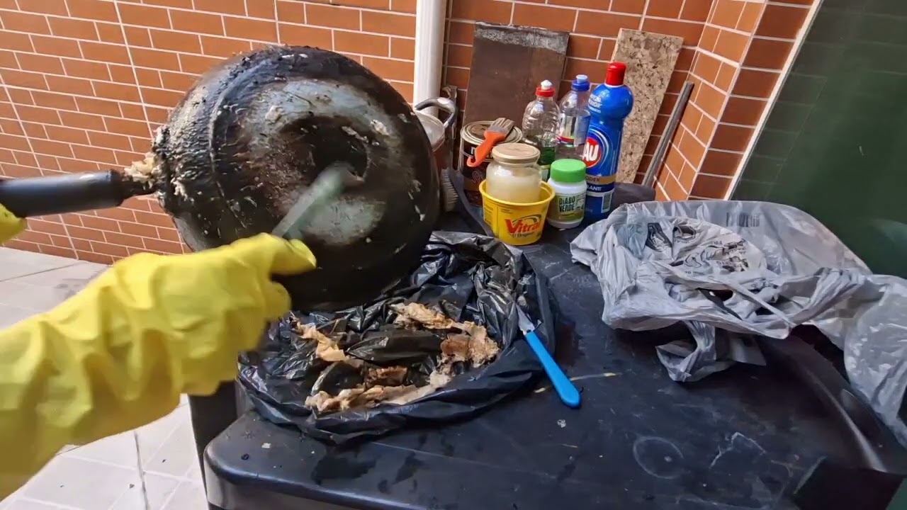 Como deixa suas panelas novas// será que vale o esforço 😬 😷 #limpeza 