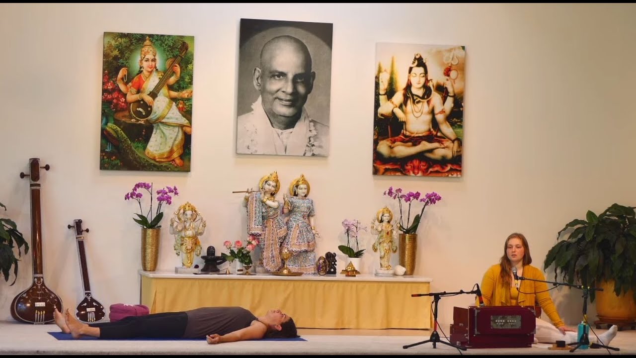 Mantra Yogastunde mit Radha Prema - Live Yogastunde 