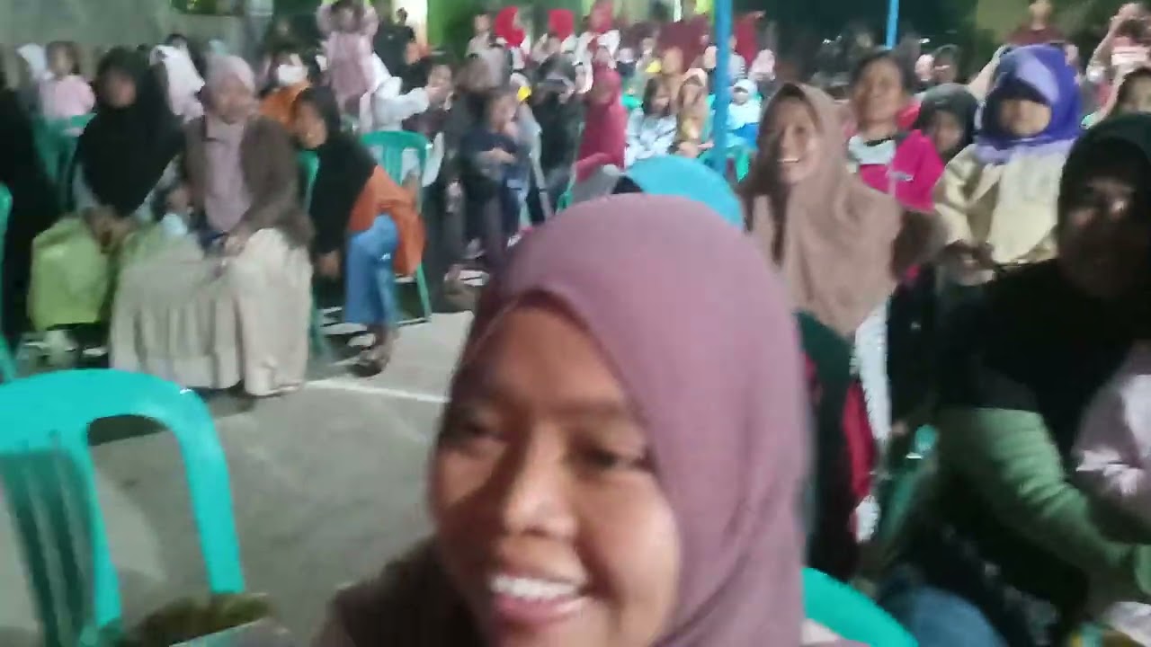 Waktu pertama kali banget Keysha ikutan pentas , umurnya sekitar 3 tahunan . 