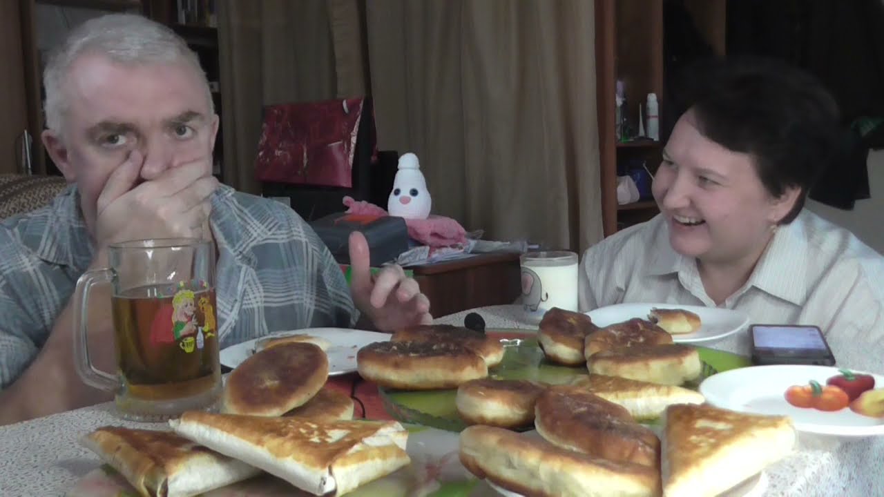 MUKBANG RUSSIA|ЖАРЕНННННЫЕ ПИРОГИ и КОНВЕРТЫ С ЛИВЕРОМ|ДОМАШНЯЯ ЕДА|ПИВО и МОЛОКО|ВОПРОСЫ и ОТВЕТЫ