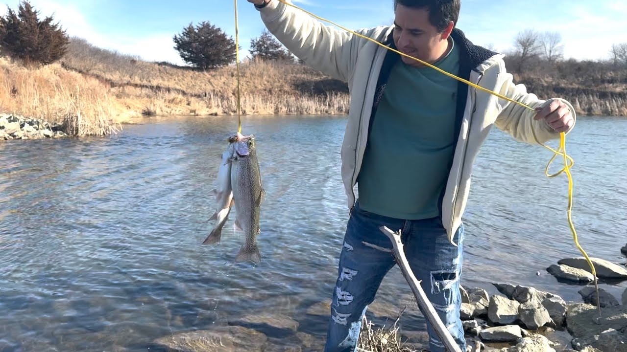 Pescando Truchas En Rio De Aguas Cristalinas 