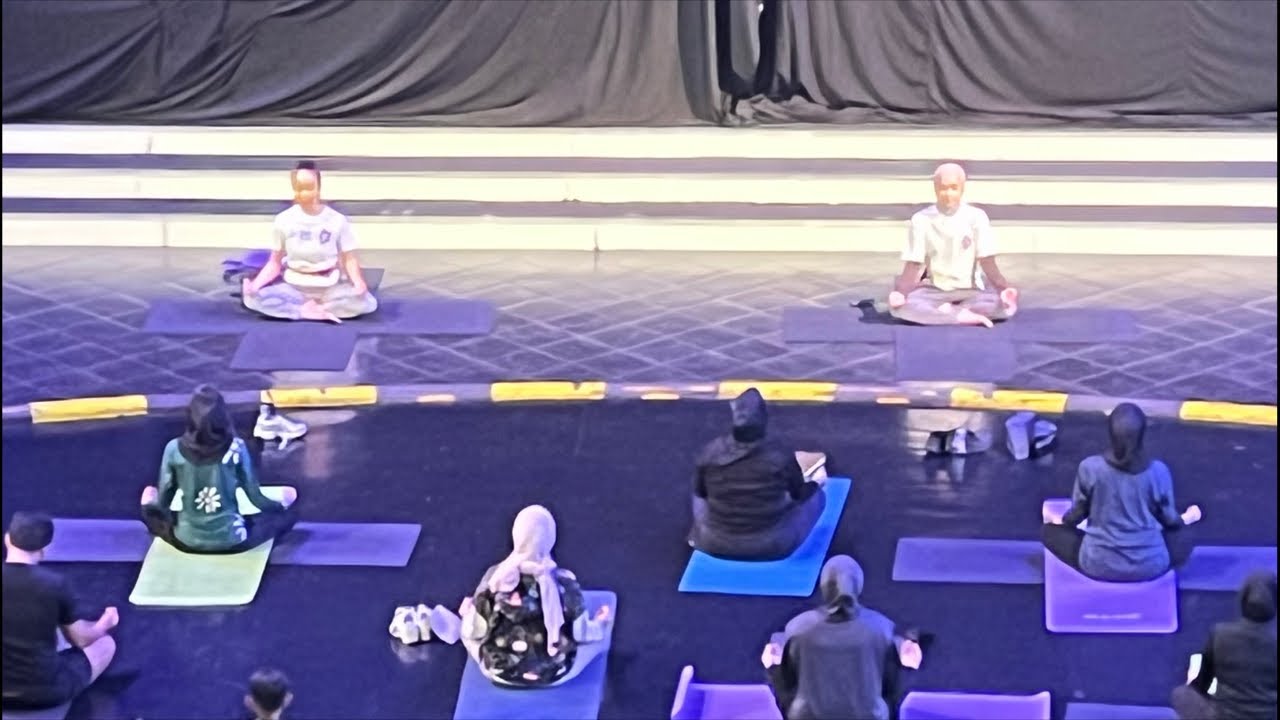SENAM YOGA DARI CELEBRITY FITENSS