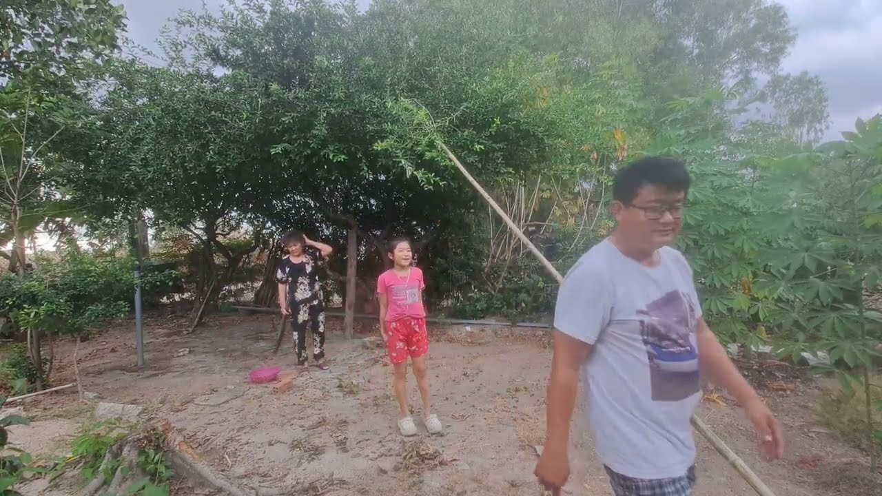 (29) Ra thăm cây chanh và chanh dây,sẵn hái trái sơ ri