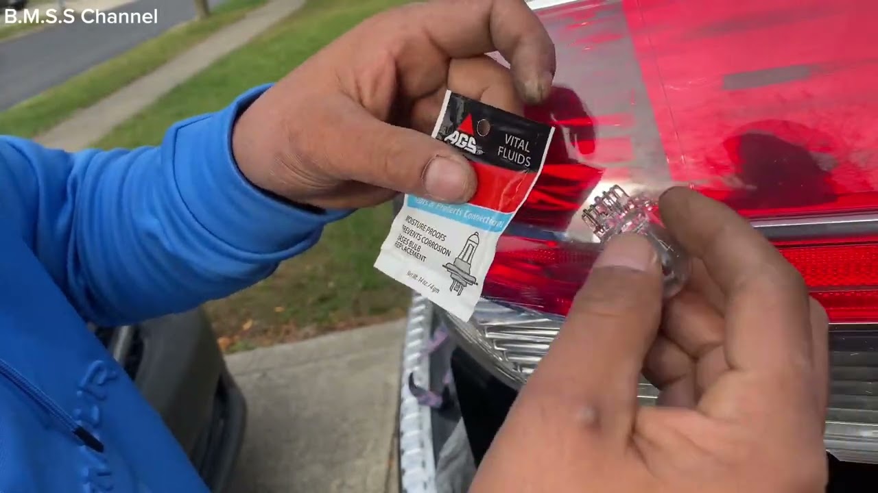 Nissan Rogue 2014-2019 Brake light Bulb Replacement 