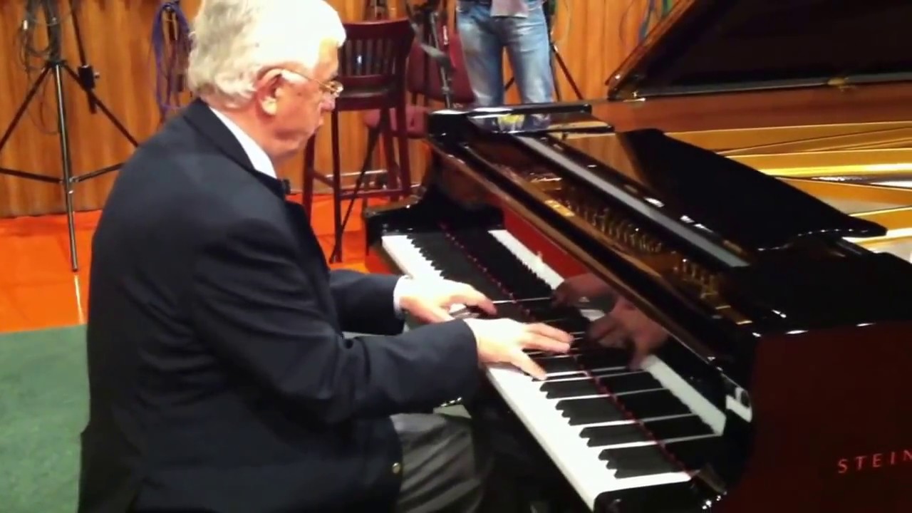 Раймонд Паулс пробует Steinway D-274