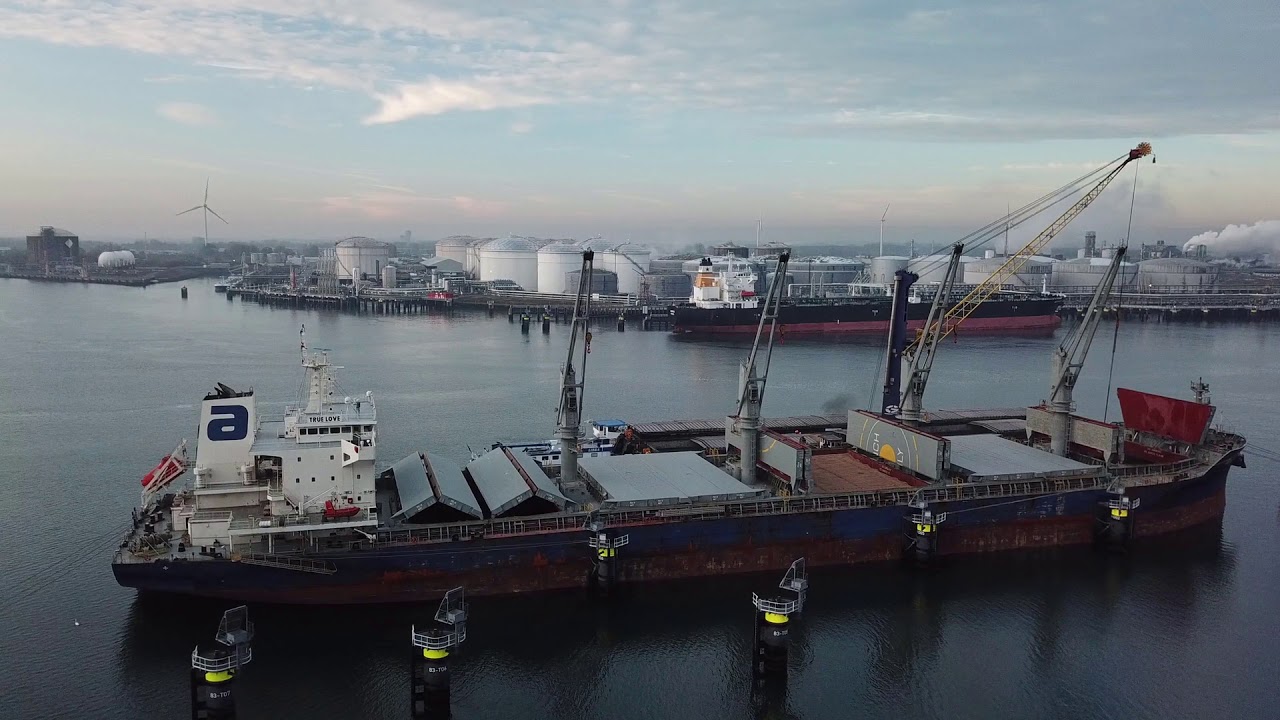 Floating crane Ahoy 50 unloading mv. True Love in Calandkanaal