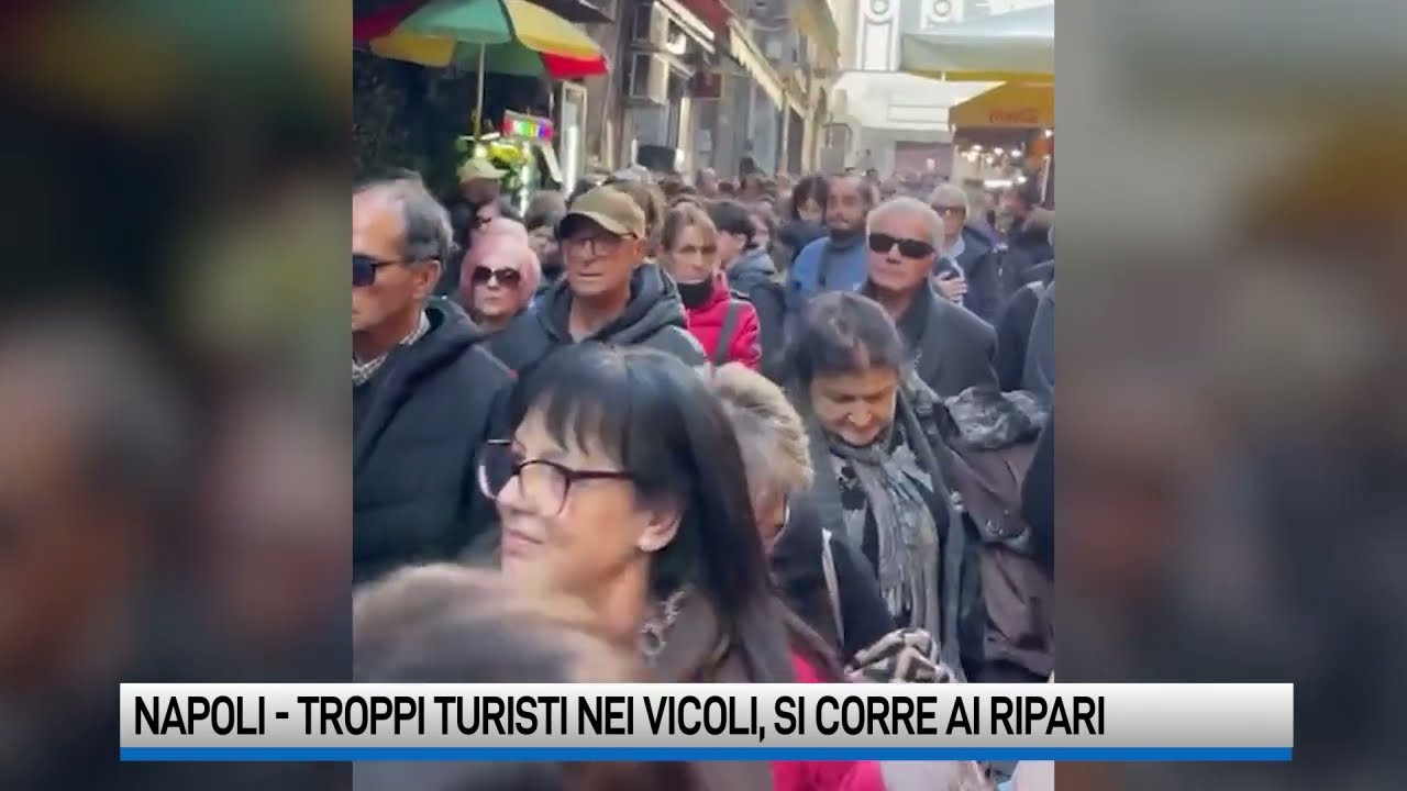 Napoli, caos nel centro storico per i troppi turisti: si cercano soluzioni anti ingorgo