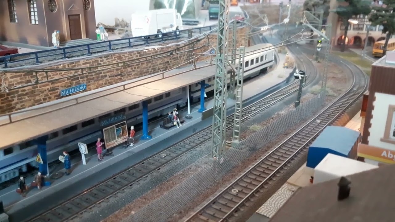 Piko EP09 045 mit Eurocity PKP und BR 140 mit Silozug