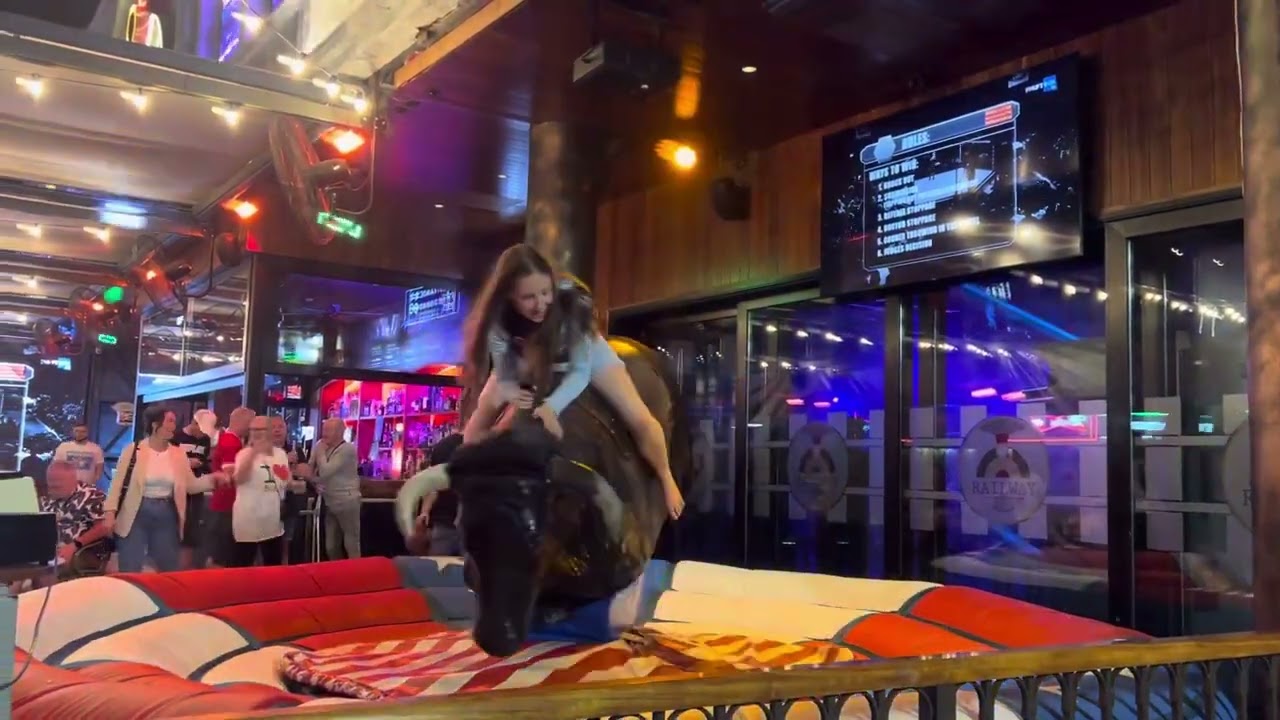 Crazy 🤪🤣 mechanical bull riding 🐂 #benidrom #funny walkingtour