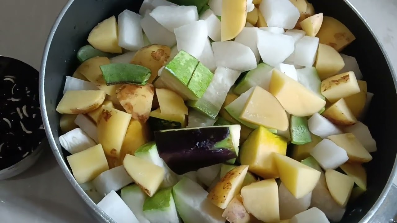 March 11, 2026 দেখো বন্ধুরা আজকে আমি কি কি রান্না করতেছি 🍅🥕🥒