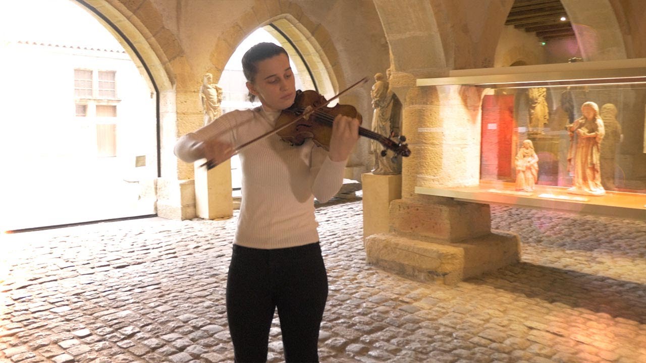 Éleni, jeune talent du Grand Est avec son instrument de Mirecourt