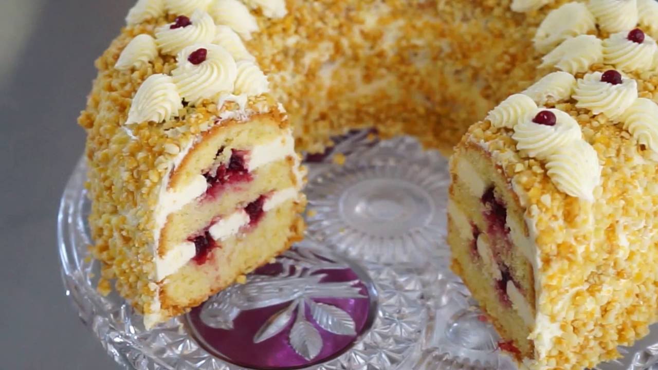 Frankfurter Kranz - Klassischer Frankfurter Kranz mit Preiselbeeren, Krokant & Buttercreme - KfL