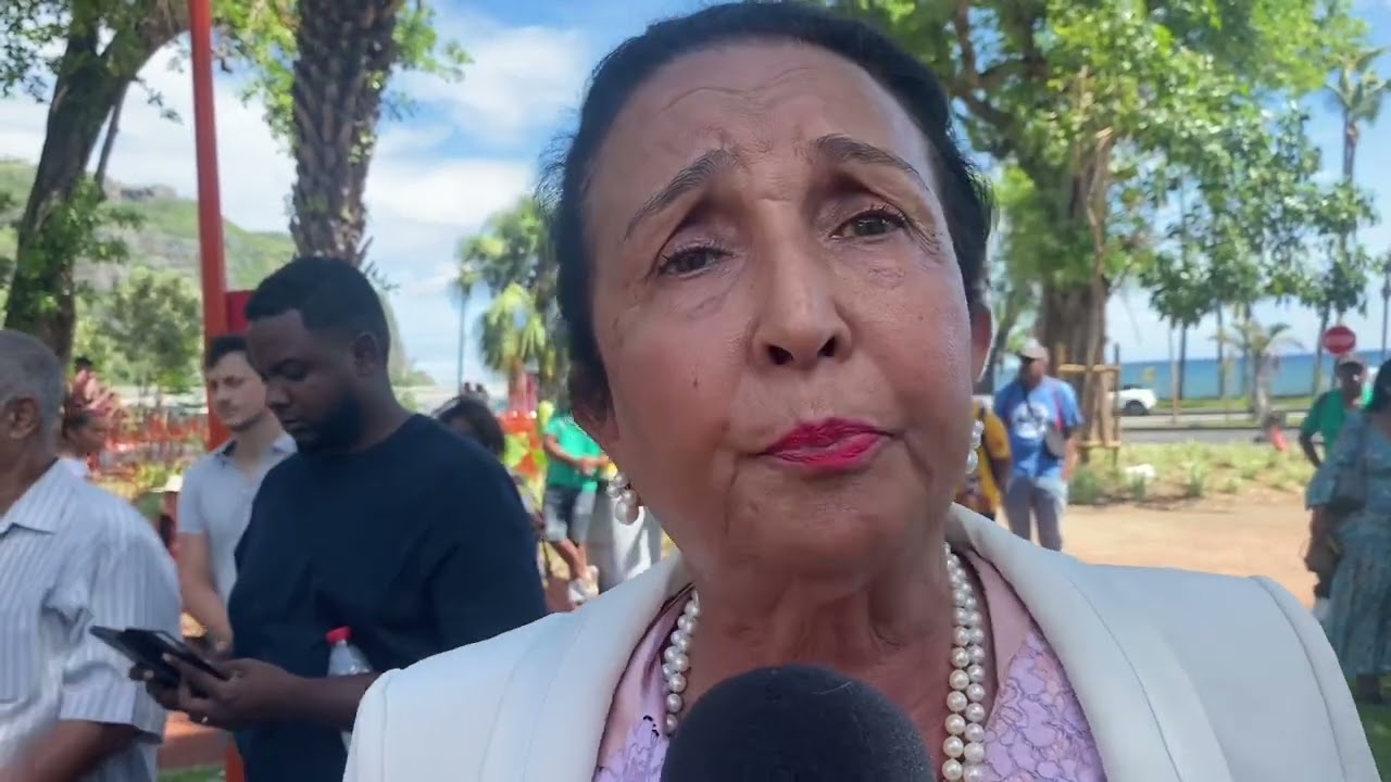 Huguette Bello participe au rassemblement pour le rétablissement des contrats PEC à La Réunion