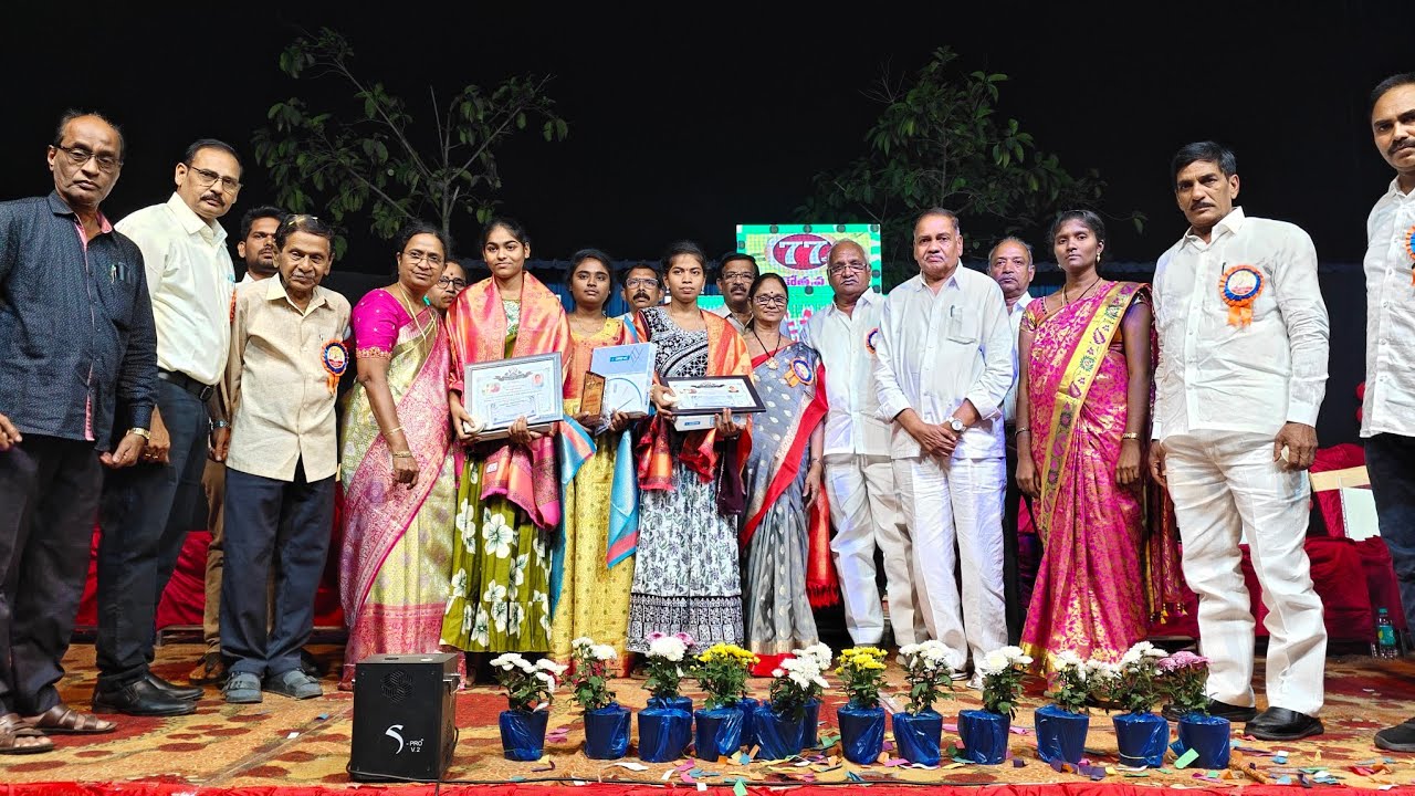 ఉదార స్వభావంతో గోల్డ్ చైన్స్ బహుకరించారు 