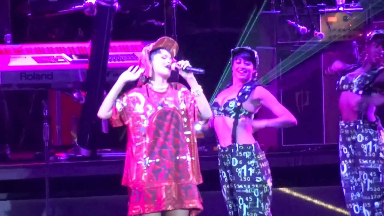 Rihanna Diamonds World Tour Macau 14.9.2013 ~ Only Girl (In The World)