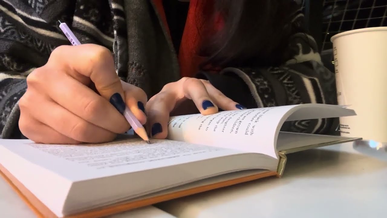 Winter Cafe Vlog 🧣 | 25 Min Read With Me | Cozy Outdoor Vibes