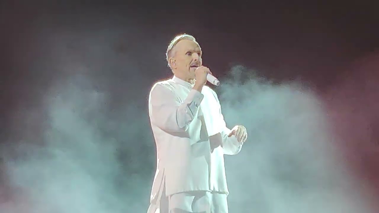 Miguel Bosé hablando al público de Sevilla en Icónica Santa Lucía Fest. 5 Julio 2025