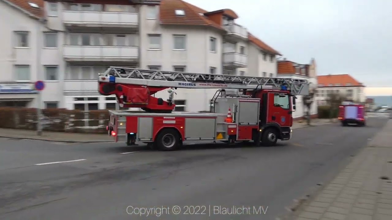 [Bullhorngruß] Freiwillige Feuerwehr Sassnitz auf Anfahrt zu einem Verkehrsunfall