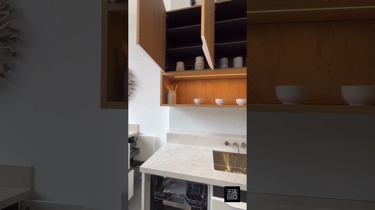 Ex Display Leicht Classic FF White &ndash; Alpine Oak Kitchen & Peninsula