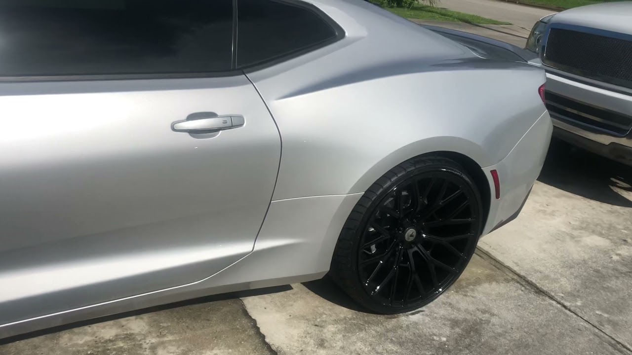 2017 camaro on 22s staggered