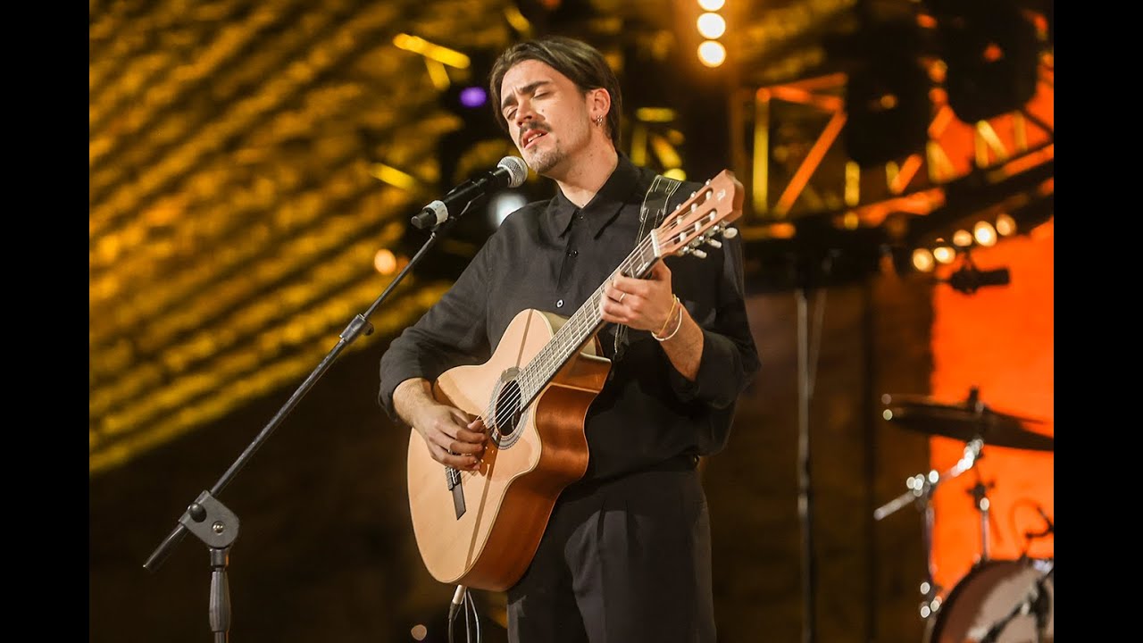 Nico Arezzo canta 