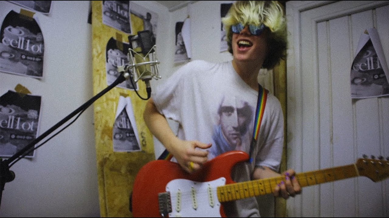 eell1ot - Oh I Know (Official Music Video) [Flash Warning]