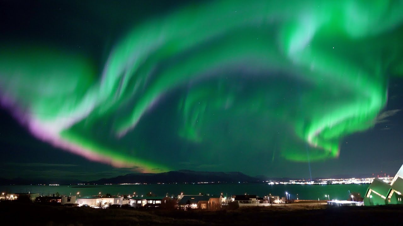 Amazing northern lights over Reykjavík, Iceland on November 28th, 9:00PM.