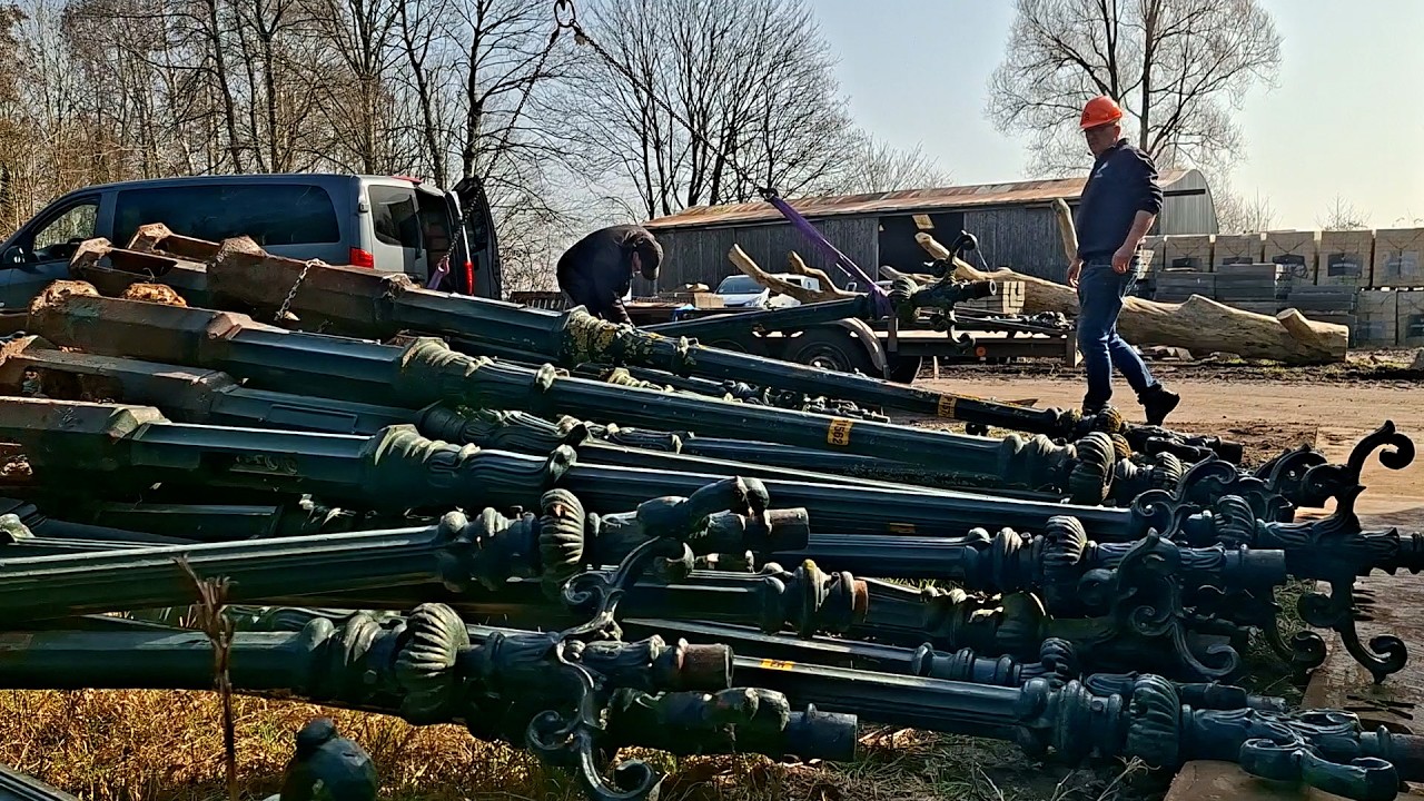 Inwoners halen oude lantaarnpalen op: “Mooi stukje Pekela”