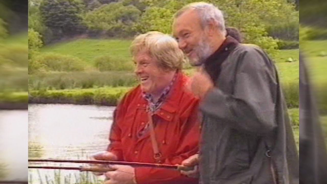 Большой Том и Пэдди Коул на рыбалке в Каслблейни, 1989 год.