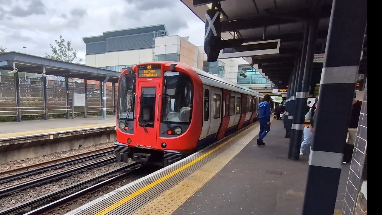 London Underground Observations At Wembley Park (Jubilee & Metropolitan Lines)