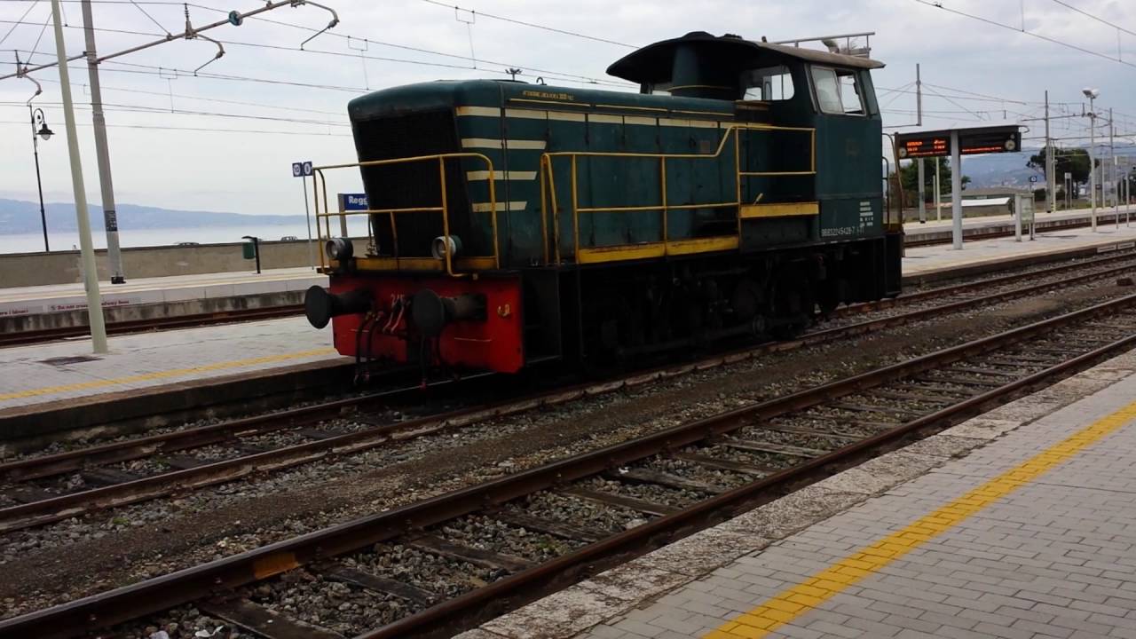 FS Trenitalia diesel locomotives D245 2228 & D445 1140 at Reggio Calabria.