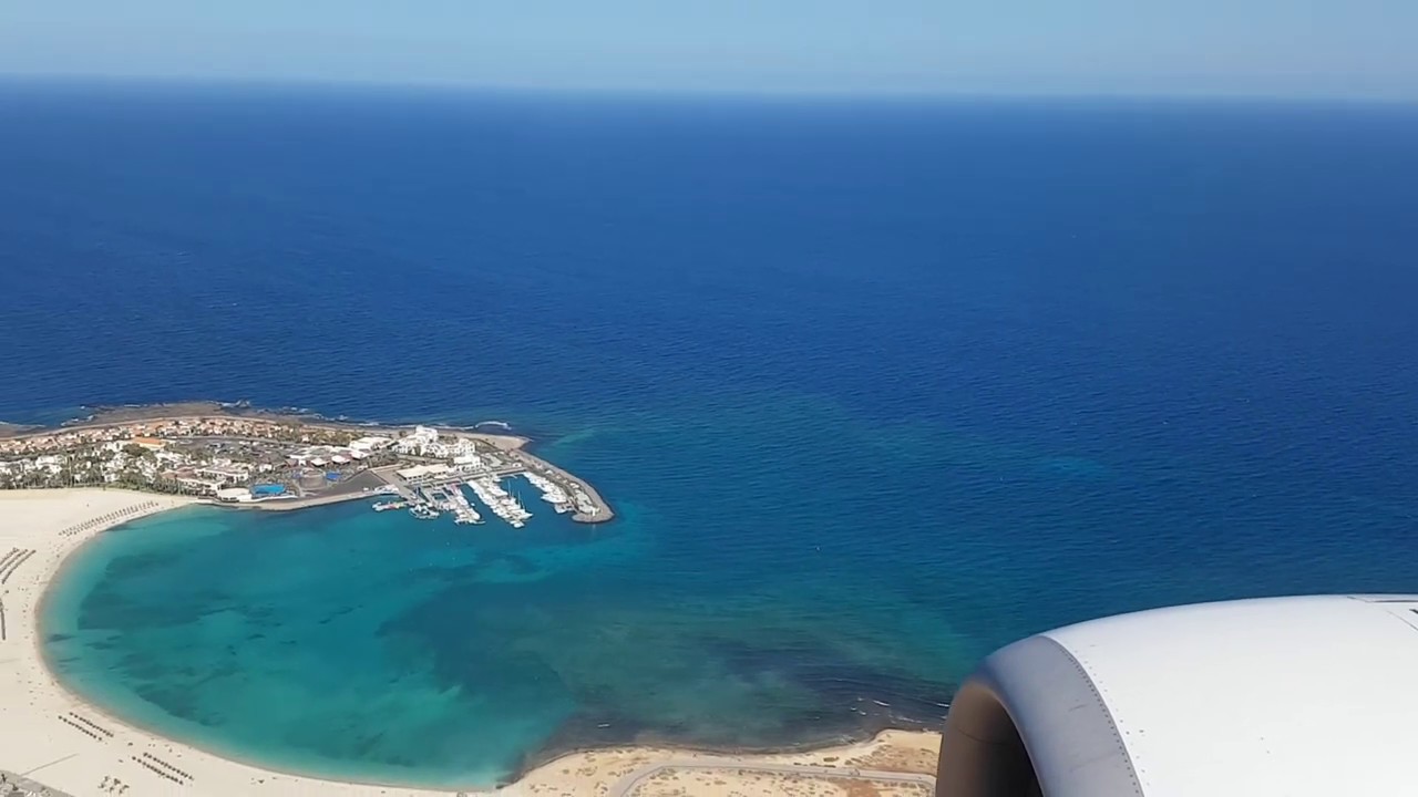 Clear skies Fuerteventura landing B-737-800 (TuiFly X3-2106 / D-ATYH)