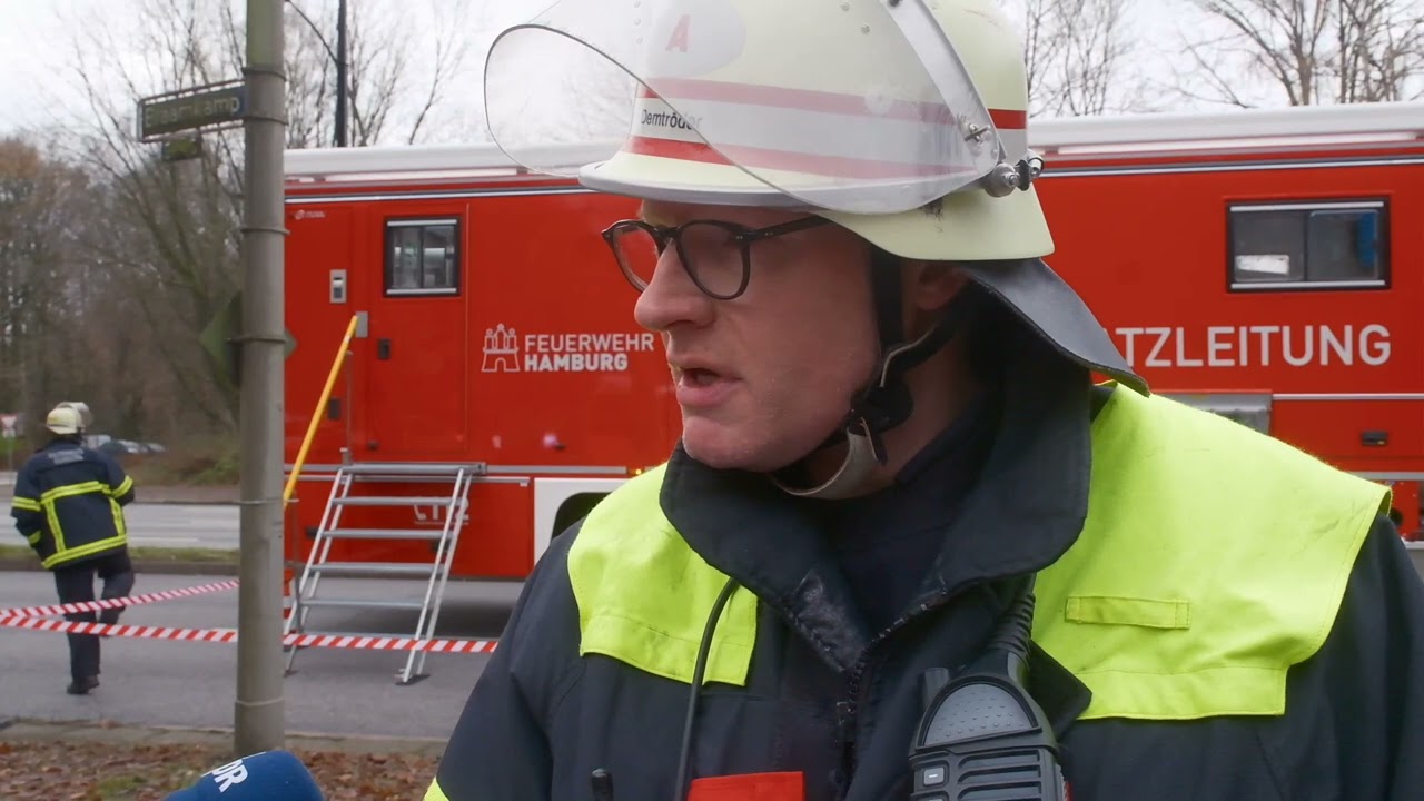 Einsatzleiter zum Feuer in Winterhude mit zwei verletzten Feuerwehrleuten