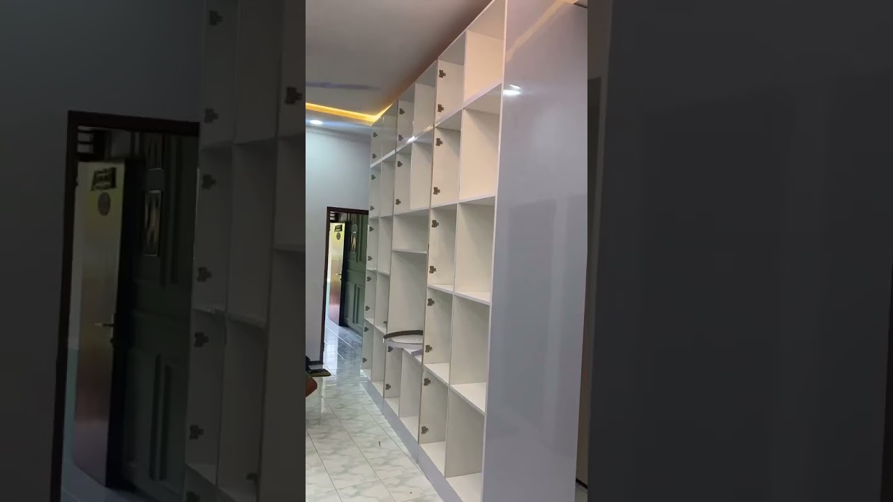 Renovasi interior #modernminimalis dari warna, plafon, pencahayaan & kabinet multifungsi #interior