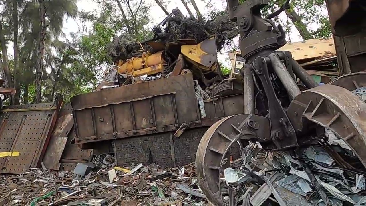 shredding and cutting scrap in king brothers recycling