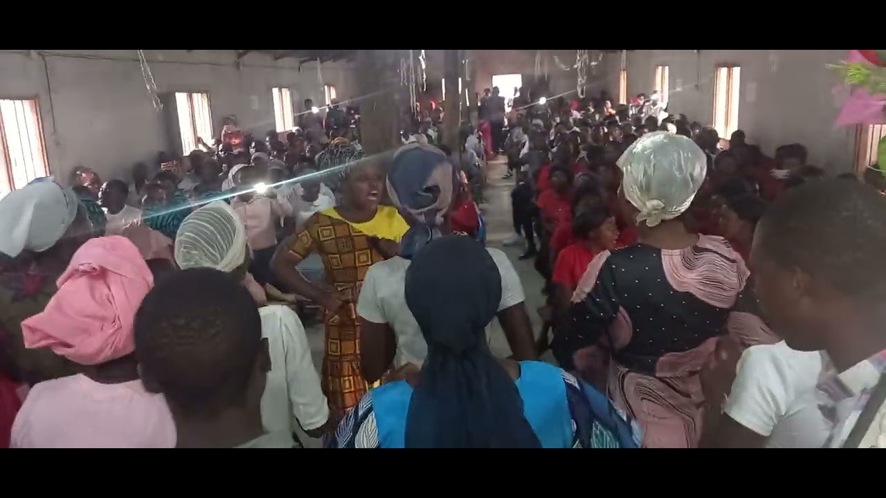 jovens da Igreja União Baptista de Moçambique - Marmanelo :No convívio Musical na Igreja de Makumano