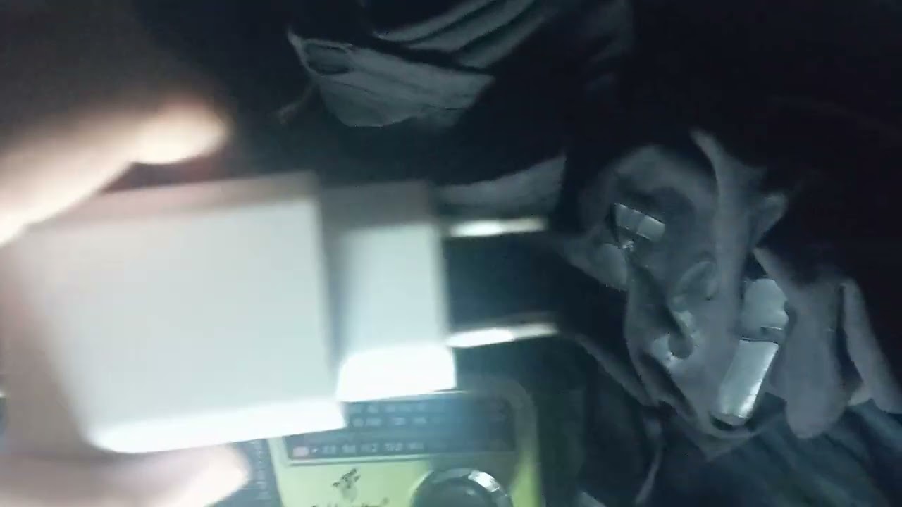 Rádio escuta em AM e demonstração da interferência dos carregadores de celular