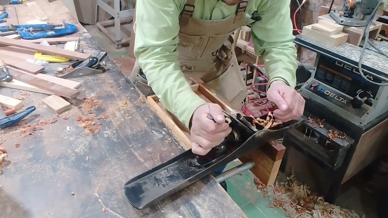 Rectificado y aplanando tapa de caja alhajera en Caoba sólida.