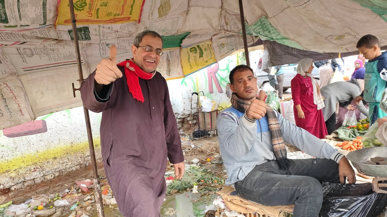 كان لازم أروح السوق بنفسى👳 علشان أشترى فاكهة🍏🍓 الموسم لخطيبة جنش إبنى  👰