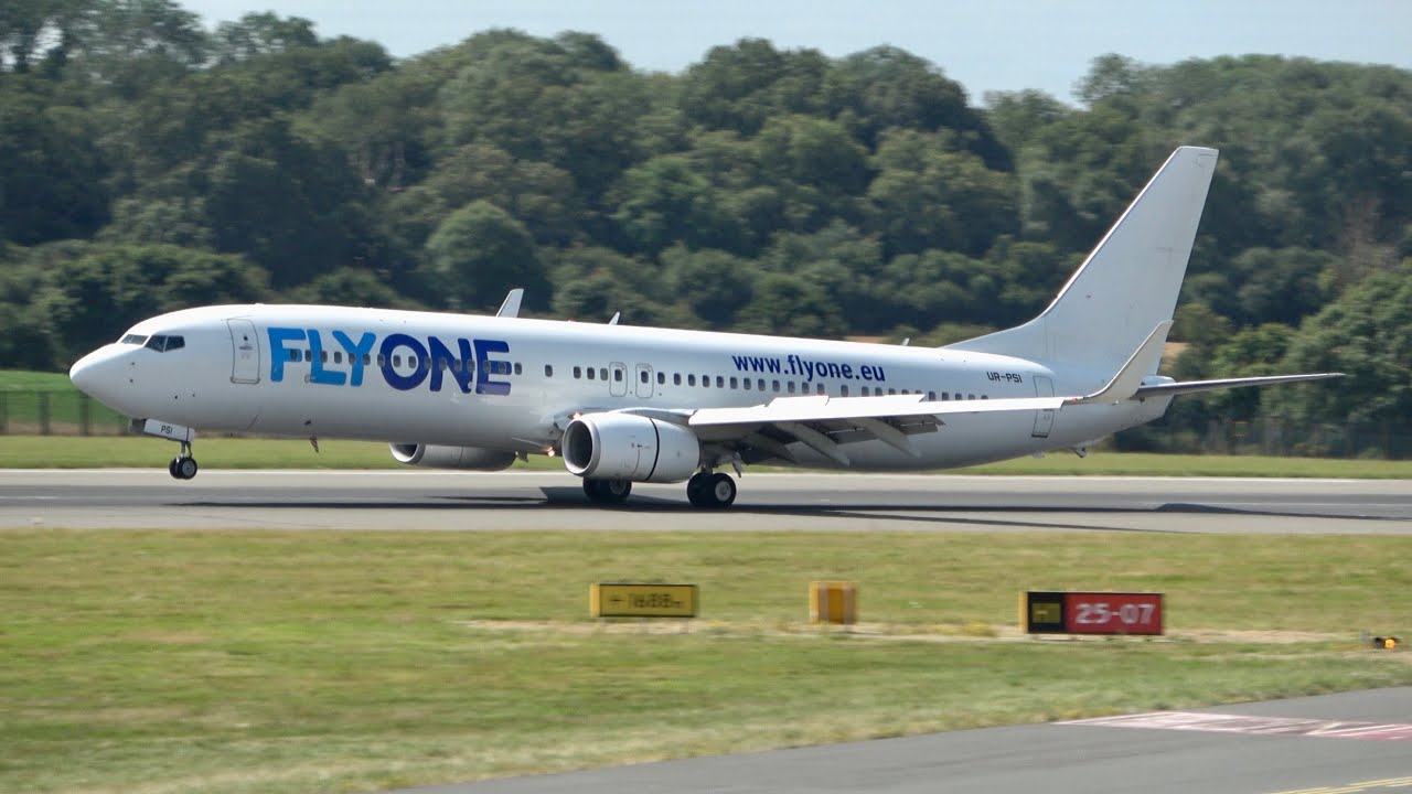 Summer Morning rush at London Luton Airport. Incl a Touch & Go. Planespotting in 4K