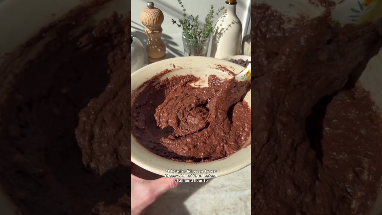 Палео-маффины с двойным шоколадом, тахини и бананом