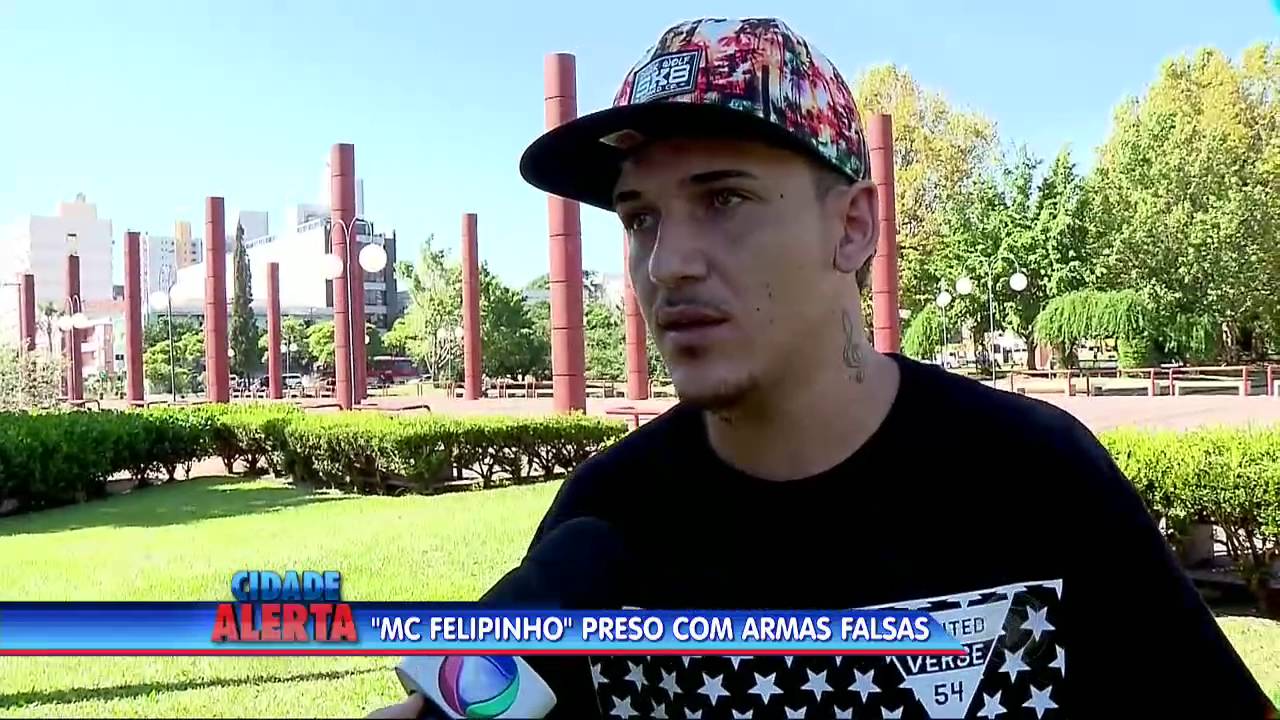 MC Felipinho é preso com armas falsas