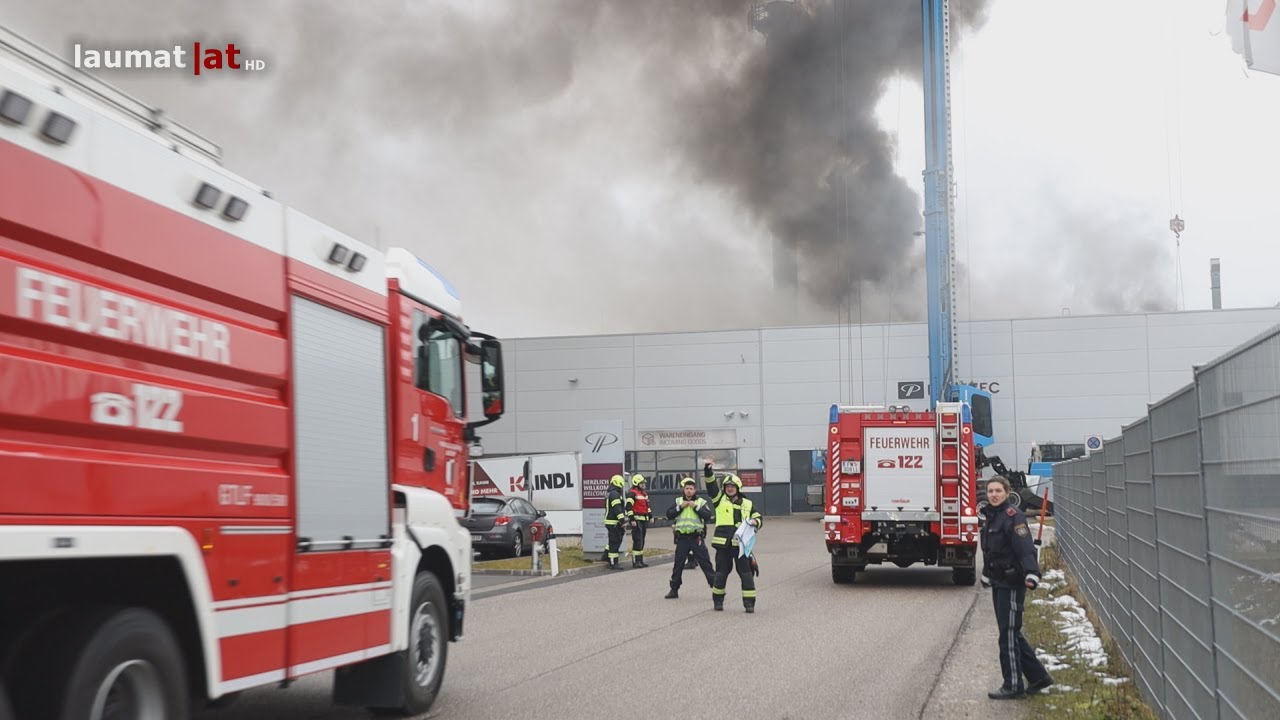 Großbrand bei Unternehmen in Hörsching sorgt für Einsatz von zwölf Feuerwehren