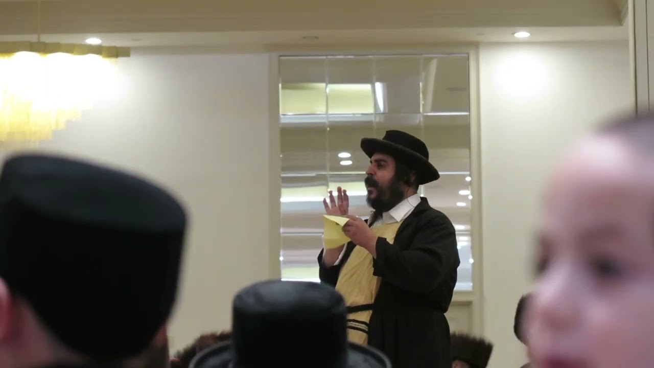 יעקב יוסף לאנגזאם (סנדר) וועלוול פלדמן (משה איצ'ה) במערכון בשבע ברכות בחצרות קרעטשניף-סקווירא